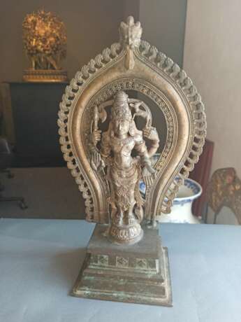 Bronze des Vishnu auf einem Sockel stehend - photo 2