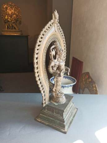 Bronze des Vishnu auf einem Sockel stehend - Foto 3
