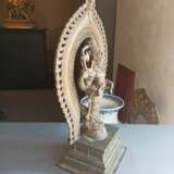Bronze des Vishnu auf einem Sockel stehend - фото 3