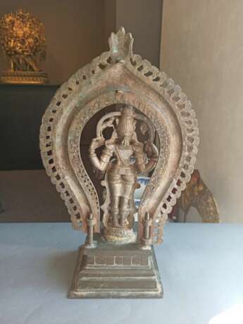 Bronze des Vishnu auf einem Sockel stehend - photo 4