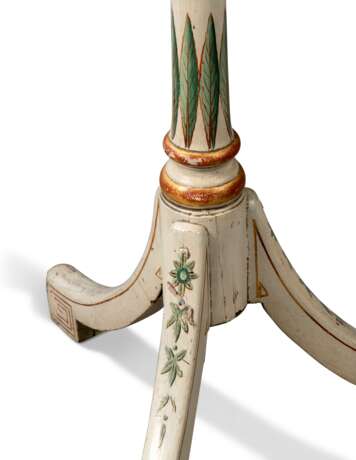 A PAIR OF GEORGE III POLYCHROME DECORATED CANDLESTANDS - photo 2