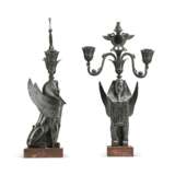 A PAIR OF FRENCH EGYPTIAN REVIVAL PATINATED-BRONZE AND ROUGE GRIOTTE MARBLE TWO-LIGHT CANDELABRA - Foto 2