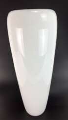 Designer-Vase: Opal-Glas, konische hohe Form, runder Stand, Handarbeit, 20. Jahrhundert, sehr gut.