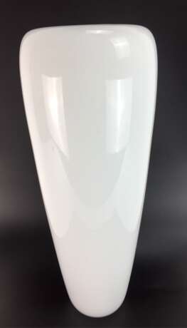 Designer-Vase: Opal-Glas, konische hohe Form, runder Stand, Handarbeit, 20. Jahrhundert, sehr gut. - photo 1