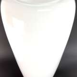 Designer-Vase: Opal-Glas, konische hohe Form, runder Stand, Handarbeit, 20. Jahrhundert, sehr gut. - Foto 2