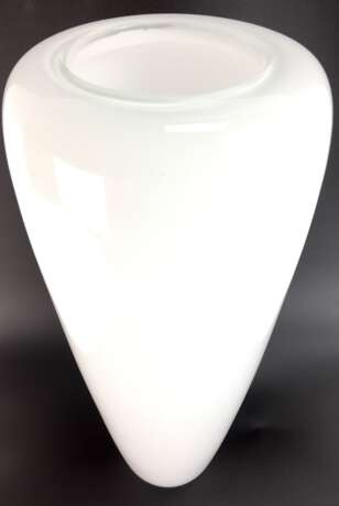 Designer-Vase: Opal-Glas, konische hohe Form, runder Stand, Handarbeit, 20. Jahrhundert, sehr gut. - photo 2