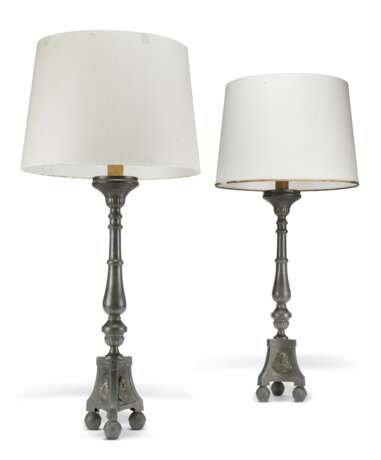 A PAIR OF NORTH EUROPEAN PEWTER ALTAR CANDLESTICK LAMPS - Foto 1