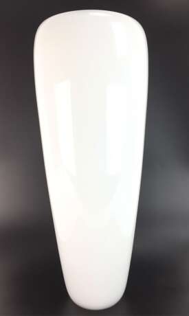 Designer-Vase: Opal-Glas, konische hohe Form, runder Stand, Handarbeit, 20. Jahrhundert, sehr gut. - фото 3
