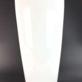 Designer-Vase: Opal-Glas, konische hohe Form, runder Stand, Handarbeit, 20. Jahrhundert, sehr gut. - photo 3