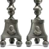 A PAIR OF NORTH EUROPEAN PEWTER ALTAR CANDLESTICK LAMPS - Foto 2