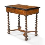 A WALNUT, BURR-WALNUT, EBONISED, MARQUETRY AND PENWORK CENTRE TABLE - Foto 2