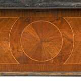 A WALNUT, BURR-WALNUT, EBONISED, MARQUETRY AND PENWORK CENTRE TABLE - Foto 3