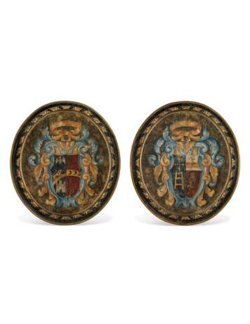A PAIR OF ITALIAN POLYCHROME-DECORATED ARMORIAL PLAQUES - фото 1