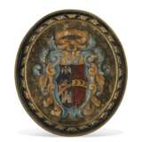 A PAIR OF ITALIAN POLYCHROME-DECORATED ARMORIAL PLAQUES - Foto 5