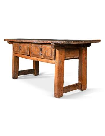 A SPANISH CHESTNUT SIDE TABLE - фото 1