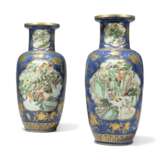 A PAIR OF CHINESE FAMILLE VERTE AND POWDER BLUE 'FIGURAL' VASES - фото 1