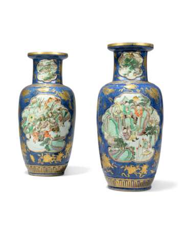 A PAIR OF CHINESE FAMILLE VERTE AND POWDER BLUE 'FIGURAL' VASES - фото 2