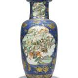 A PAIR OF CHINESE FAMILLE VERTE AND POWDER BLUE 'FIGURAL' VASES - photo 5