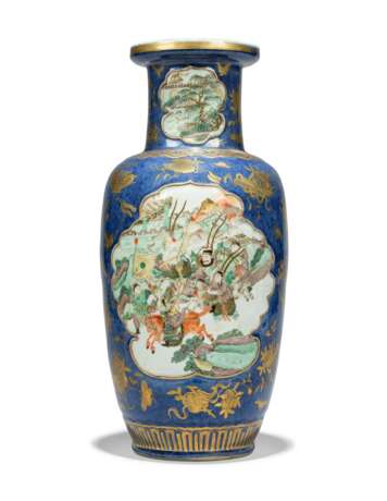 A PAIR OF CHINESE FAMILLE VERTE AND POWDER BLUE 'FIGURAL' VASES - фото 5