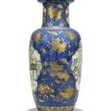 A PAIR OF CHINESE FAMILLE VERTE AND POWDER BLUE 'FIGURAL' VASES - фото 7
