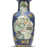 A PAIR OF CHINESE FAMILLE VERTE AND POWDER BLUE 'FIGURAL' VASES - Foto 11