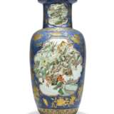A PAIR OF CHINESE FAMILLE VERTE AND POWDER BLUE 'FIGURAL' VASES - Foto 18
