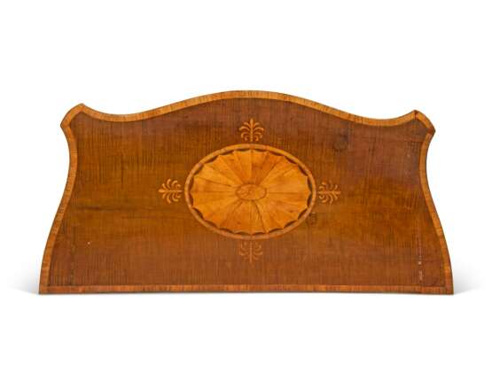 Mayhew & Ince. A GEORGE III TULIPWOOD, HAREWOOD AND SATINWOOD MARQUETRY CARD TABLE - Foto 3