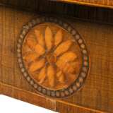 Mayhew & Ince. A GEORGE III TULIPWOOD, HAREWOOD AND SATINWOOD MARQUETRY CARD TABLE - Foto 4