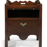 TWO GEORGE III MAHOGANY BEDSIDE COMMODES - photo 2