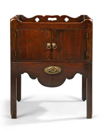 TWO GEORGE III MAHOGANY BEDSIDE COMMODES - Foto 4