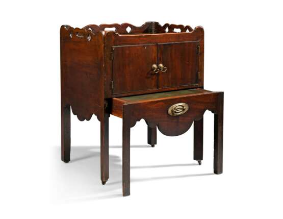 TWO GEORGE III MAHOGANY BEDSIDE COMMODES - photo 5