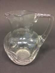 Glaskrug: farblos mit Noppen, 19. Jahrhundert