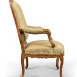 A PAIR OF LOUIS XV BEECHWOOD FAUTEUILS - Foto 3