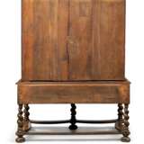 AN ENGLISH WALNUT CHEST-ON-STAND - Foto 3