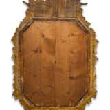 A PAIR OF ENGLISH PARCEL-SILVERED AND GILT-COMPOSITION MIRRORS - Foto 5