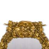 A PAIR OF ENGLISH PARCEL-SILVERED AND GILT-COMPOSITION MIRRORS - Foto 6