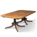 A REGENCY-STYLE MAHOGANY TWIN-PEDESTAL EXTENDING DINING-TABLE - Foto 1