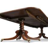 A REGENCY-STYLE MAHOGANY TWIN-PEDESTAL EXTENDING DINING-TABLE - Foto 2