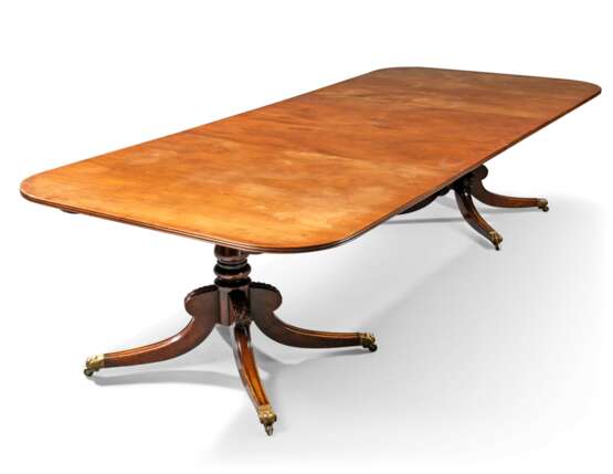 A REGENCY-STYLE MAHOGANY TWIN-PEDESTAL EXTENDING DINING-TABLE - Foto 3