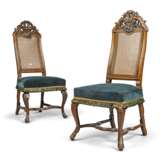 A MATCHED PAIR OF DUTCH WALNUT SIDE CHAIRS - Foto 1
