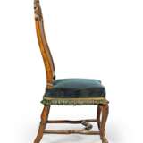 A MATCHED PAIR OF DUTCH WALNUT SIDE CHAIRS - Foto 2