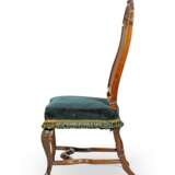 A MATCHED PAIR OF DUTCH WALNUT SIDE CHAIRS - Foto 3