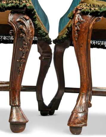 A MATCHED PAIR OF DUTCH WALNUT SIDE CHAIRS - фото 4