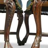 A MATCHED PAIR OF DUTCH WALNUT SIDE CHAIRS - Foto 4