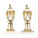 A PAIR OF DIRECTOIRE ORMOLU-MOUNTED WHITE MARBLE ATHENIENNE CASSOLETTES - photo 2