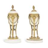 A PAIR OF DIRECTOIRE ORMOLU-MOUNTED WHITE MARBLE ATHENIENNE CASSOLETTES - Foto 3