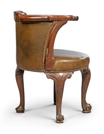 A GEORGE II MAHOGANY TUB-SHAPED DESK CHAIR - фото 3