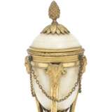 A PAIR OF DIRECTOIRE ORMOLU-MOUNTED WHITE MARBLE ATHENIENNE CASSOLETTES - фото 6