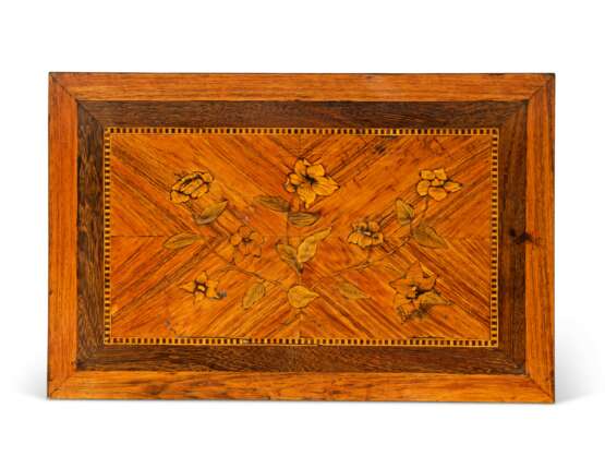A LOUIS XVI ORMOLU-MOUNTED TULIPWOOD, AMARANTH AND MARQUETRY TABLE EN CHIFFONNIERE - Foto 2
