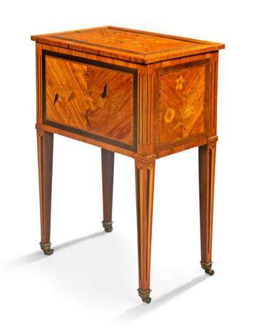 A LOUIS XVI ORMOLU-MOUNTED TULIPWOOD, AMARANTH AND MARQUETRY TABLE EN CHIFFONNIERE - Foto 3